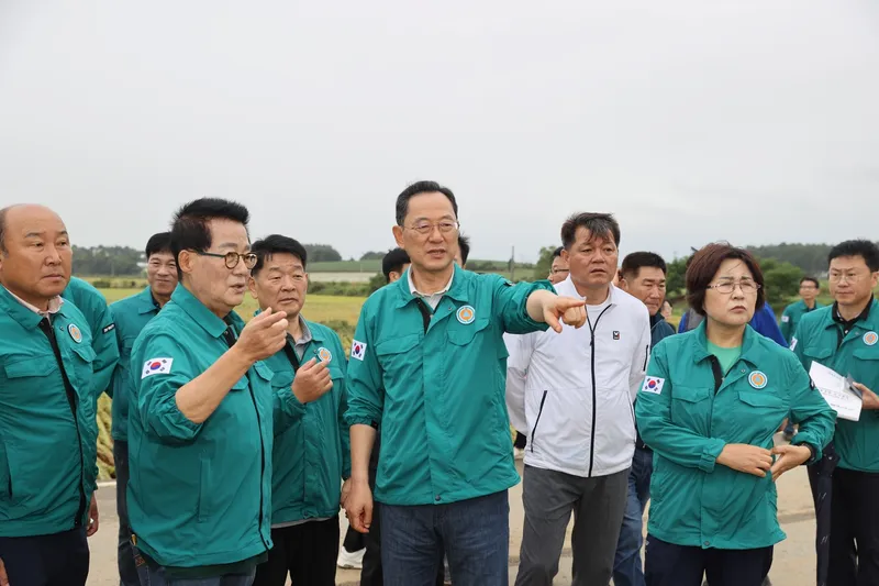 사진 = 호우피해 복구현장점검(화원척북1제) (명현관군수 박지원국회의원)
