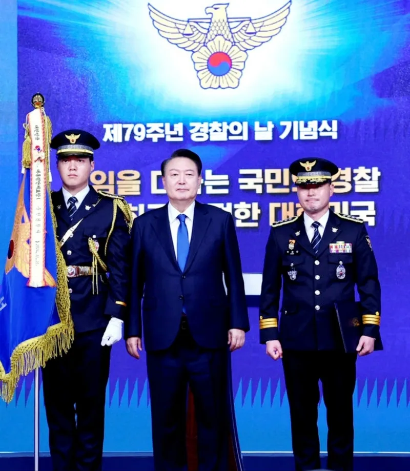 사진 = 윤석열 대통령이 21일 서울 서대문구 경찰청에서 열린 제79주년 경찰의날 기념식에서 국승인 순천경찰서장에게 대통령 단체 표창을 수여 뒤 기념촬영하고 있다.