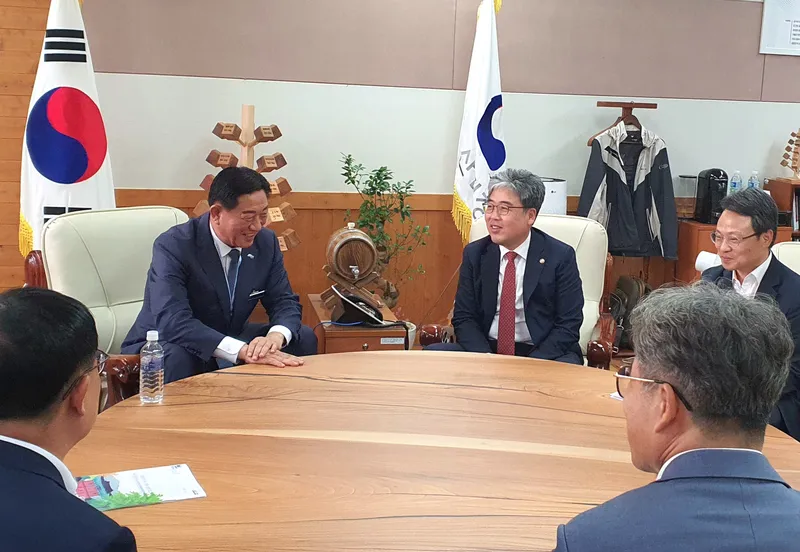 사진 = 김한종 장성군수(좌)가 21일 임상섭 산림청장(우)과 면담을 갖고 국립아열대자생식물원 유치 협조를 요청했다