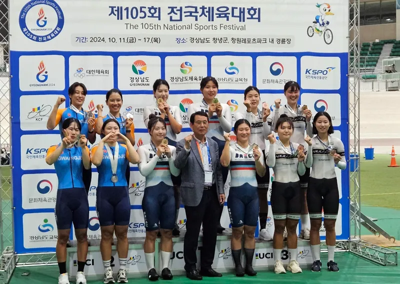 사진 = 나주시청 직장운동경기부 사이클팀(오른쪽) 시상식