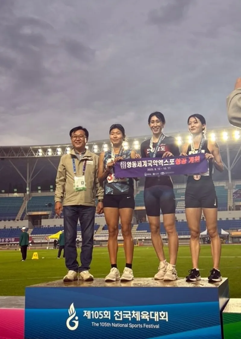 사진 = 나주시청 직장운동경기부 육상팀 신소망 선수(가운데) 시상식