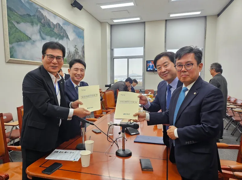 사진 = 국회의원 면담(왼쪽부터 이상익 함평군수, 이남오 함평군의회 의장, 황명선 의원, 안도걸 의원)