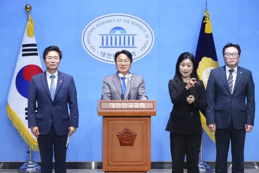 사진 = 강기정 광주광역시장이 29일 오전 서울 국회 소통관에서 정진욱 국회의원과 공공배달앱 활성화 지원 관련해 기자회견을 하고 있다.