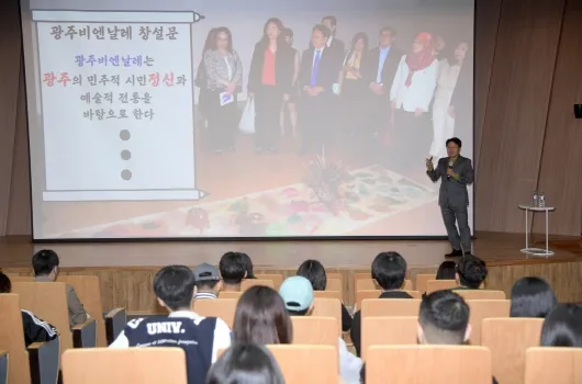 사진 = 강기정 광주광역시장이 지난 28일 오후 전남대학교 공과대학 4호관 코스모스홀에서 시정 주요정책 및 계획에 대해 강연을 하고 있다.
