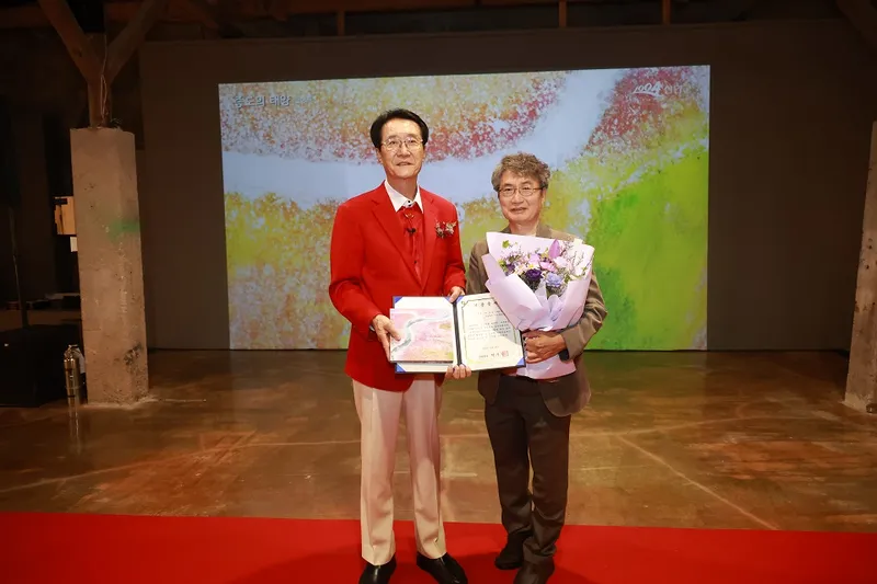 사진 = 한상표 작가가 <증도의 태양> 사진전 전시 작품을 설명하고 있다.