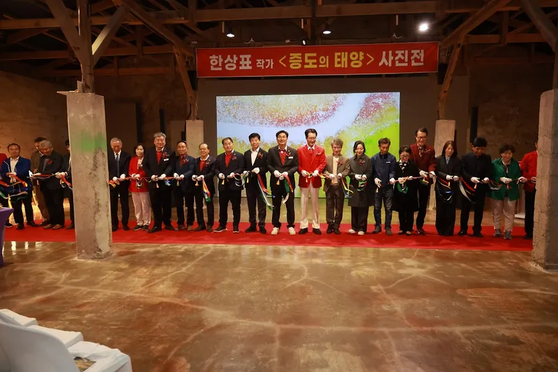 사진 = 한상표 작가가 증도, 임자도 일대를 촬영한 드론 사진작품 45건에 대해 신안군에 사용권을 기증하고 있다.