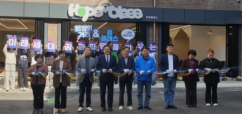 사진 = 개소식 커팅식에서 좌측부터 일곡중 양귀순 운영위원장, 북구의회 손예진 의원, 조석호 시의원, 문인 북구청장, 김주신 일곡중학교장, 이정선 교육감, 북구의회 정달성 의원, 정성숙 동부교육장, 김수경 학부모회장