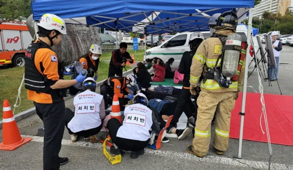 사진 = 나주시는 최근 재난대처 역량 강화와 시민 안전을 위한 ‘2024 재난대응 안전한국훈련’을 실시했다. 훈련은 나주문화예술회관 대형화재 상황을 가정해 이뤄졌으며 나주시 주관으로 나주소방서·경찰서, 군부대, 의용소방대, 나주변화장애인 자립생활센터 등 9개 기관·단체 관계자, 시민 등 140여명이 참여했다.