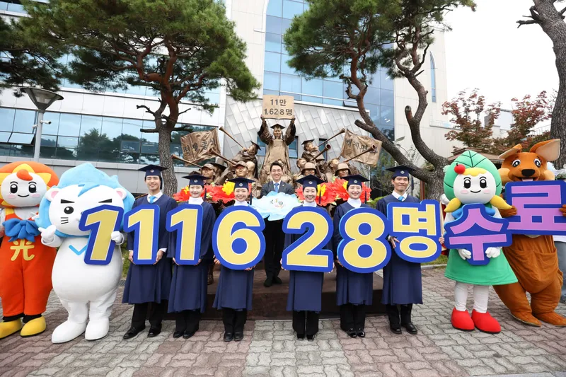 사진 = 지난 10일 유재욱 지파장이 신천지 광주교회 앞에서 열린 시온기독교선교센터 115기 수료식 홍보에 함께 하고 있다.