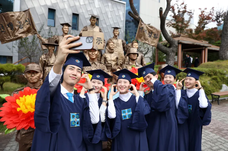 사진 = 지난 10일 유재욱 지파장이 신천지 광주교회 앞에서 열린 시온기독교선교센터 115기 수료식 홍보에 함께 하고 있다.