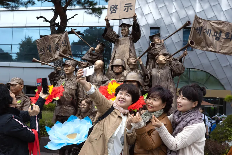 사진 = 지난 10일 유재욱 지파장이 신천지 광주교회 앞에서 열린 시온기독교선교센터 115기 수료식 홍보에 함께 하고 있다.