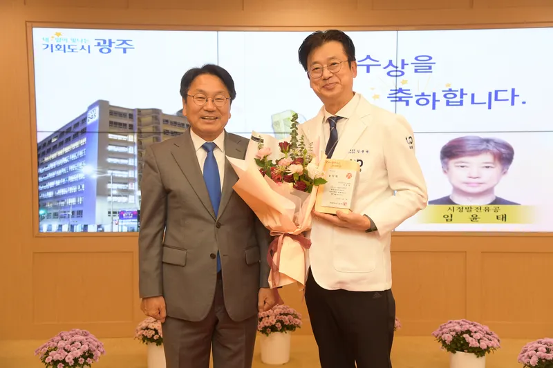 사진 = 광주유디상무치과의원 임윤태 대표원장이 ‘광주광역시장표창‘ 수상하고 강기정 시장과 기념촬영을 하고 있다.