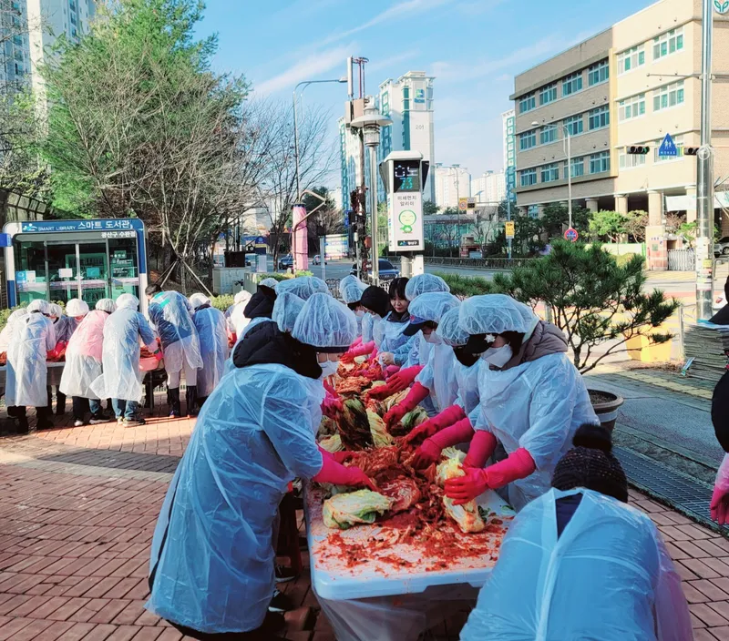 사진 = 수완동 통장단(단장 임수정) 92명은 2024년 처음으로 매달 5000원씩 모아 연말에 특별한 사랑을 전했다. 이들은 1년 동안 모은 기금으로 수완동 관내 복지 사각지대 140곳, 경로당 32곳, 지역아동센터 6곳에 사랑의 김장김치를 나눔으로써 이웃사랑을 실천했다.