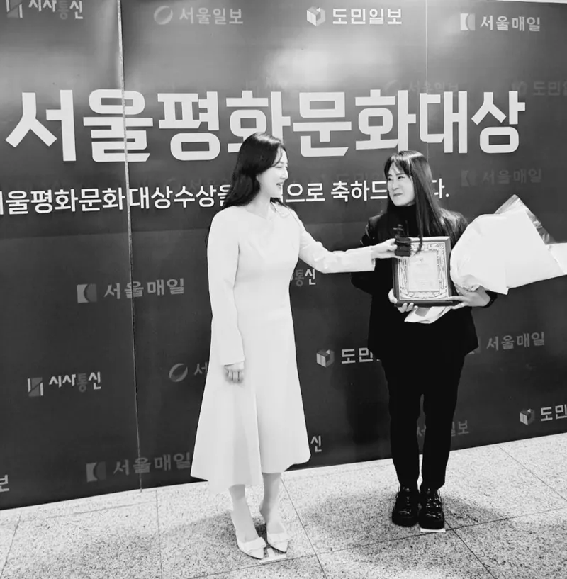 사진 = 26일 국회의원회관 대강당에서 열린 '2024 서울평화문화대상' 시상식에서 서울일보 호남취재본부 김희정 국장이 최우수기자상을 수상했다.