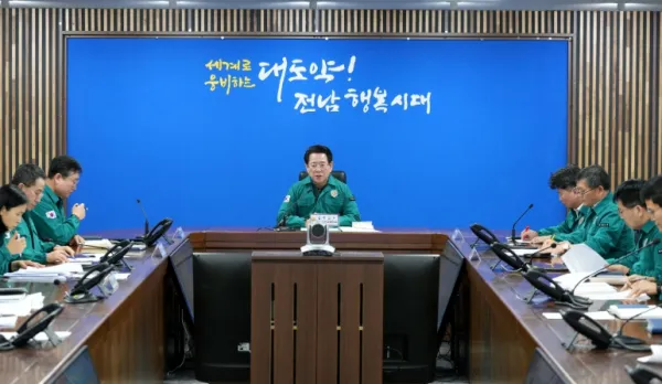 사진 = 김영록 전라남도지사가 29일 도청 재난종합상황실에서 제주항공 여객기 추락사고 대책회의를 주재하고 있다.