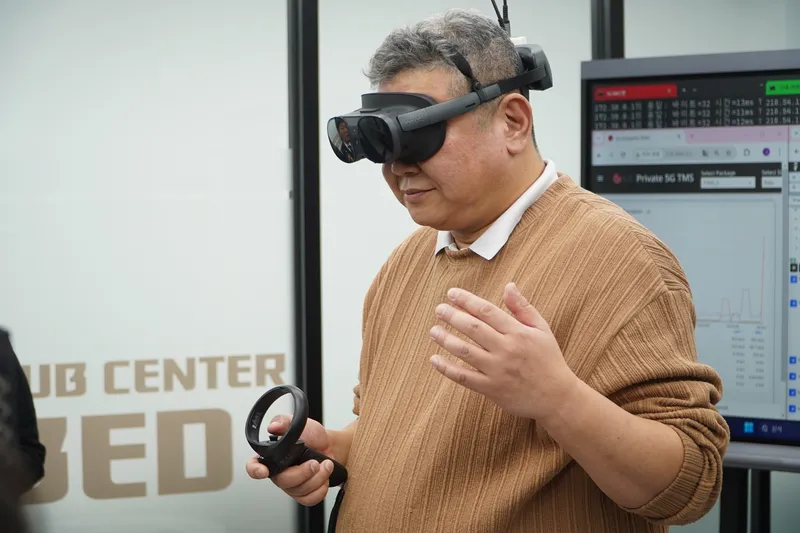 사진 = 메타버스 체험중인 관계자