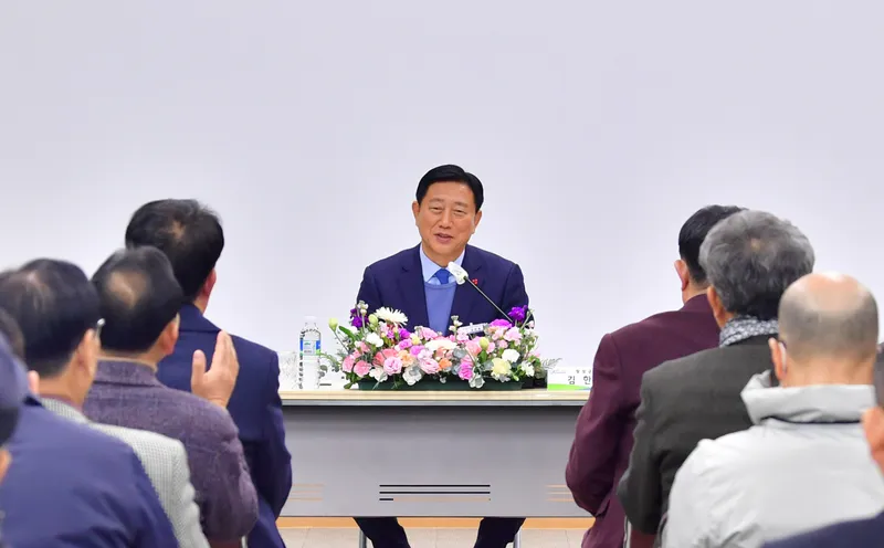 사진 = 지난해 군민과의 대화 현장. 중앙 김한종 군수