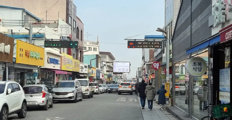 사진 = 나주시 금빛상점가(사진)가 중소벤처기업부에서 주관한 2025년 전통시장 및 상점가 활성화 지원사업에 최종 선정됐다. 시는 ‘편리한 지불·결제’, ‘구매액 일부 페이백’, ‘개방휴게실·화장실 설치’, ‘상인조직 역량 강화’, ‘핫플 존(zone) 조성’, ‘공영주차장 고객 편의 시스템 구축’ 등을 추진할 예정이다. (사진제공-나주시)