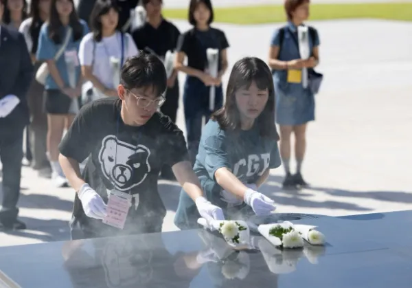 사진 = 국립5·18민주묘지 참배