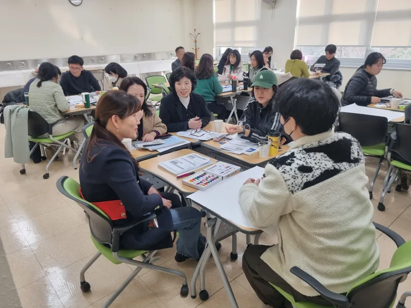 사진 = 연수생들이 교실 속 초등 창업교육 관련 모둠활동을 하고 있다