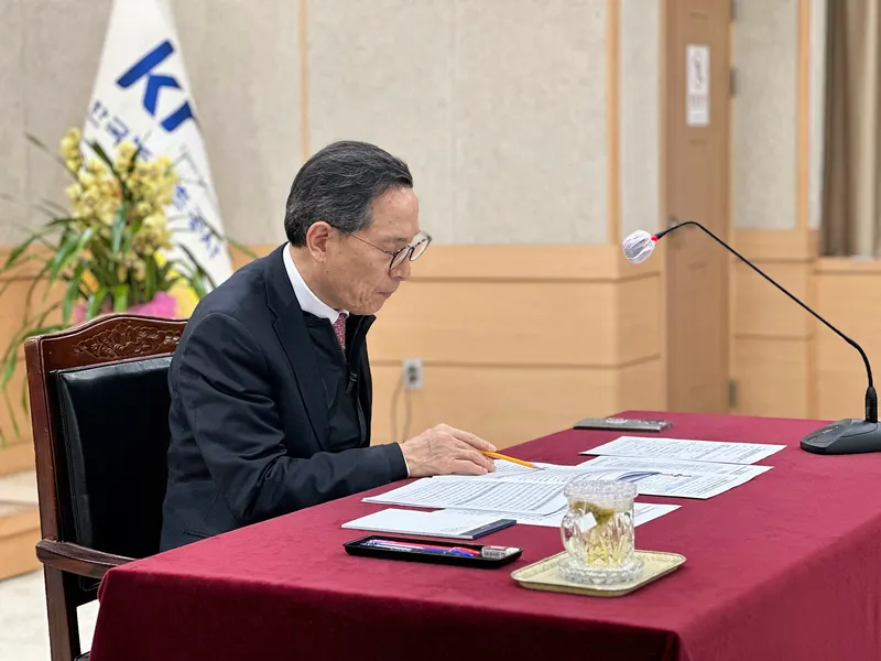 사진 = 이병호 한국농어촌공사 사장은 6일 전남지역본부 대회의실에서 전남본부 업무보고를 받고 있다
