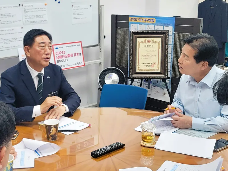 사진 = 지난해 11월 주철현 국회의원에게 현안사업을 설명 중인 김한종 장성군수(좌)
