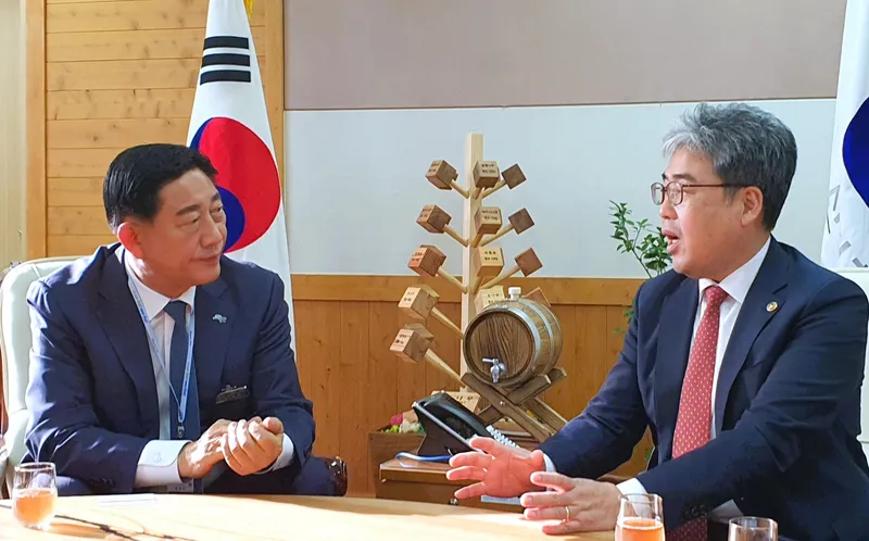 사진 = 지난해 10월 임상섭 산림청장과 면담 중인 김한종 장성군수(좌)