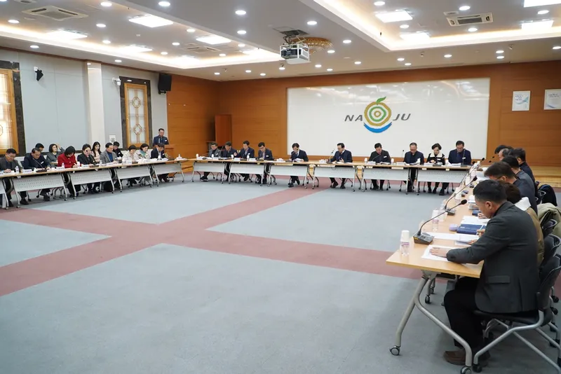 사진 = 전라남도 나주시는 지난 17일 시청사 대회의실에서 올해 첫 읍면동장 회의를 열어 민생안정과 지역 경제 활성화를 위한 대책을 논의했다. (사진제공-나주시) 