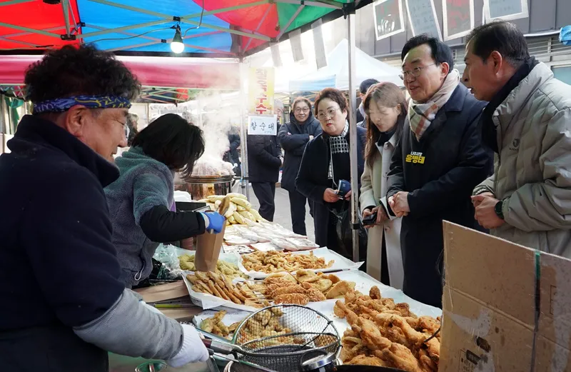 사진 = 설맞이 전통시장 장보기 행사에 참여하고 있는 윤병태 나주시장