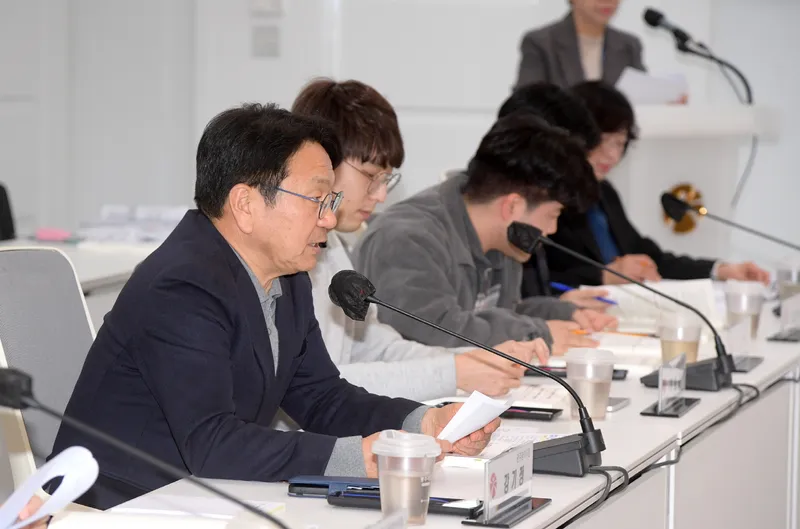 사진 = 강기정 광주광역시장이 20일 오후 시청 소회의실에서 열린 청년정책조정위원회 회의를 주재하고 있다.