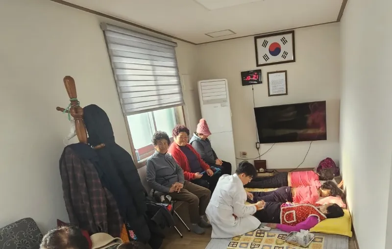 사진 = 공중보건한의사가 한방 침 치료를 실시하고 있다.