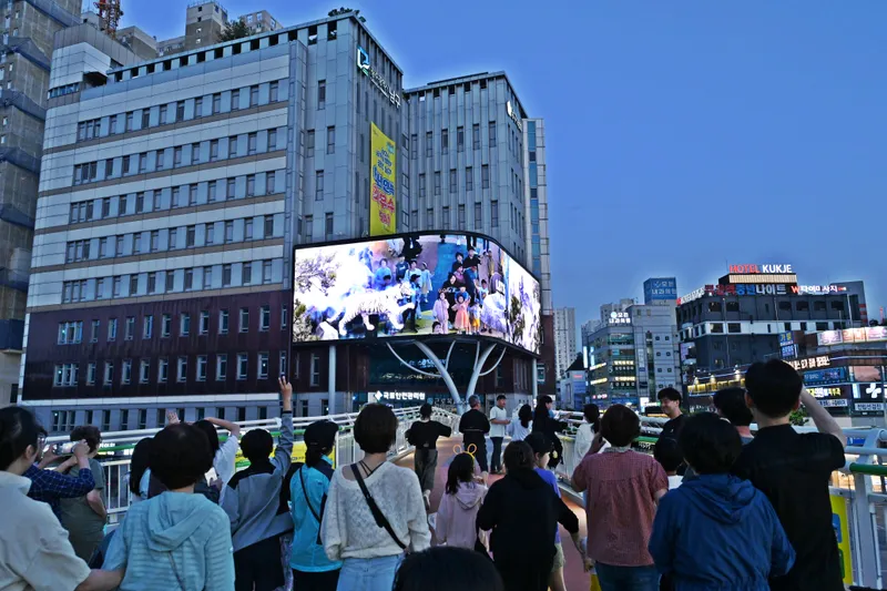 사진 = 푸른길 브릿지 미디어월 관람 사진