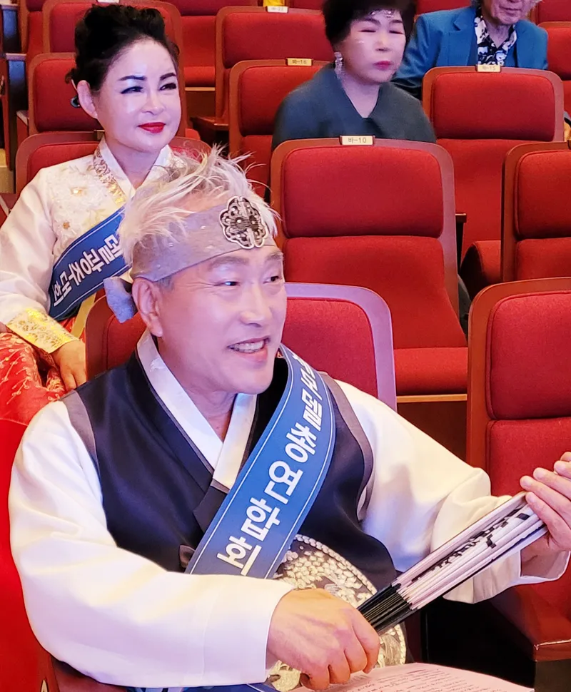 사진 = 지난24년5월26일제9회유엔평화모델광주선발대회가열렸다. 이날 대회에서 오명하씨가 유일하게 남자모델이 금상을 수상하는 쾌거를 이뤘다 출처 : 코리아안전뉴스(http://www.koreasafetynews.com)