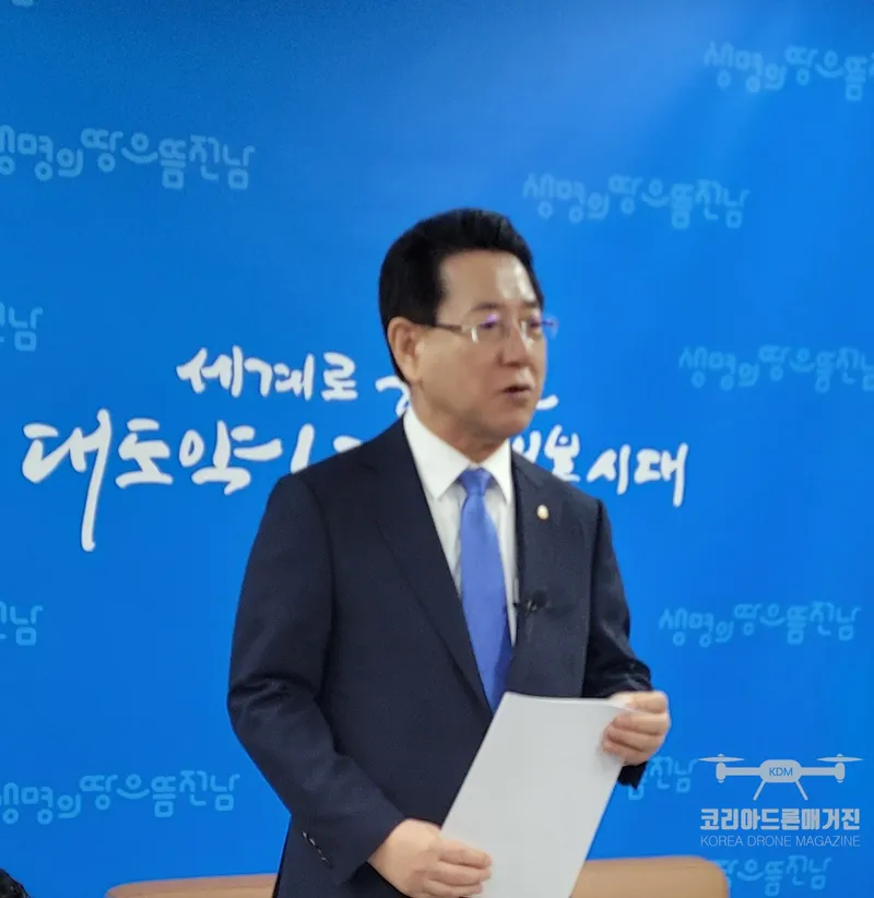 사진 = 전라남도"세계 최대 AI 슈퍼클러스터 허브 첫 발"4일 오후 1시30분 전라남도 김영록 도지사가 기자간담회겸 기자회견을 가졌다.