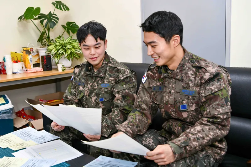 사진 공군 제1전투비행단 보급대대 최지후 상병은 2월 11일(화) 심폐소생술로 소중한 국민의 생명을 지켰다. 보급 물자 배부를 위한 서류를 검토하는 모습. (사진 = 상병 이준혁)