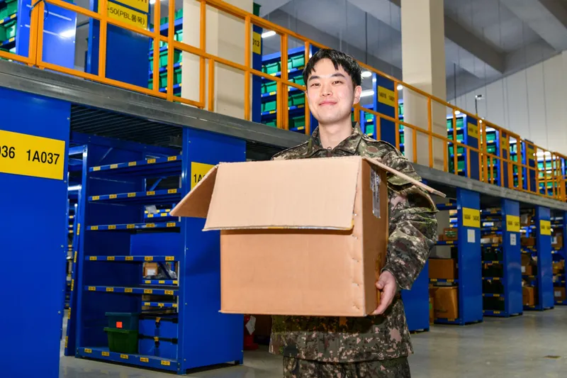 사진 공군 제1전투비행단 보급대대 최지후 상병은 2월 11일(화) 심폐소생술로 소중한 국민의 생명을 지켰다. 보급물자 수리를 위한 장비를 옮기는 모습. (사진 = 상병 이준혁)