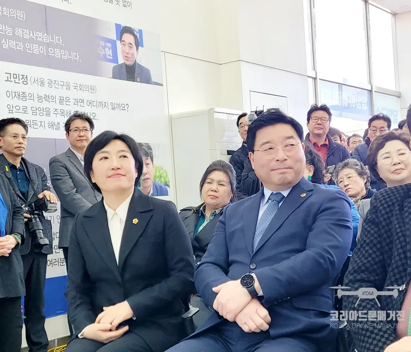 사진 = 19일 오후 2시 이재종 담양군수 후보 사무실에는 "힘있는 우리담양" 더불어 민주당 전남도당 이재종 담양군수 후보 선거대책위원회 출범식이 담양군민들의 열화와 같은 성원과 특히, 광주광역시 시의회 신수정 의장이 사무실 개소식에 참석해 자리를 빛냈다. / 사진촬영=오명하기자
