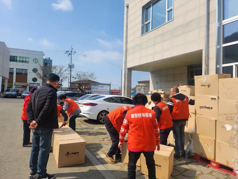사진 = 별량면 마중물보장협의체가 기탁된 마스크를 정리하고 있다