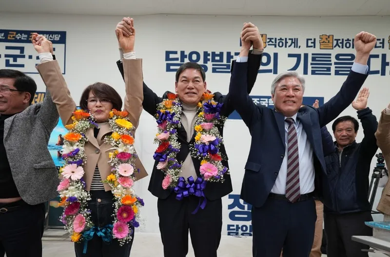 사진 = 담양군수 재선거에 당선된 조국혁신당 정철원 후보가 당선을 기뻐하고 있다. / 사진 = 당선인측 제공
