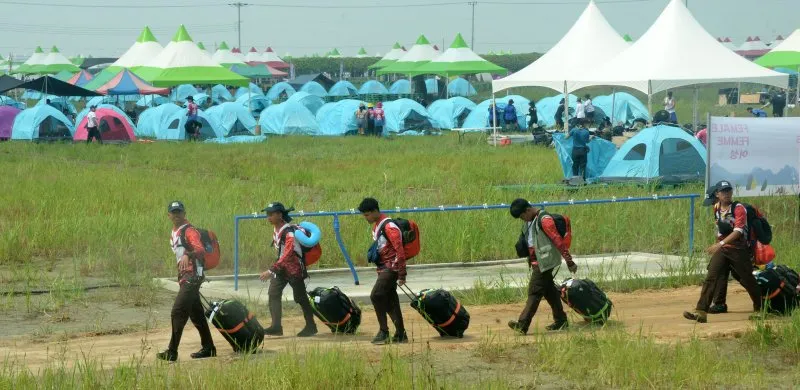 사진 = 2023 새만금 제25회 세계스카우트잼버리'가 개회한 2023년 8월1일 전북 부안군 세계스카우트잼버리에서 스카우트 대원들이 짐을 나르고 있다.