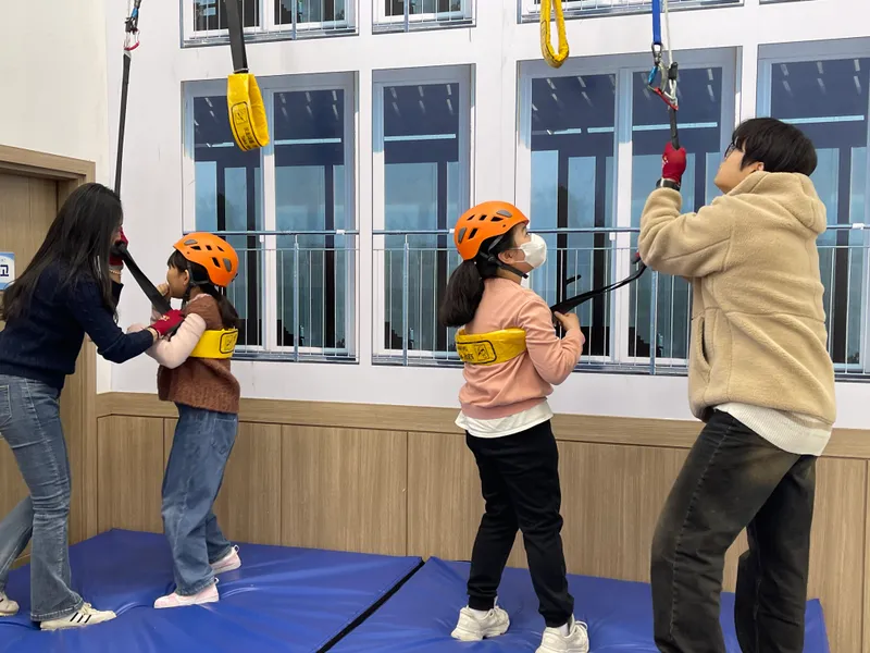 사진 = 지난해 학생들이 광주학생교육원 본량안전체험관에서 완강기 체험을 하고 있다