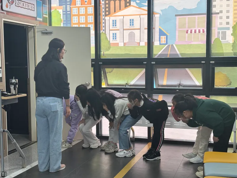 사진 = 지난해 학생들이 광주학생교육원 본량안전체험관에서 화재대피 체험을 하고 있다