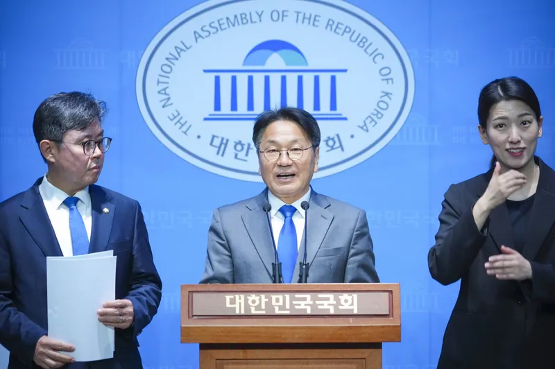 사진 = 강기정 광주시장이 국회서 ‘AI 도약’ 기자회견을 하고 있다.