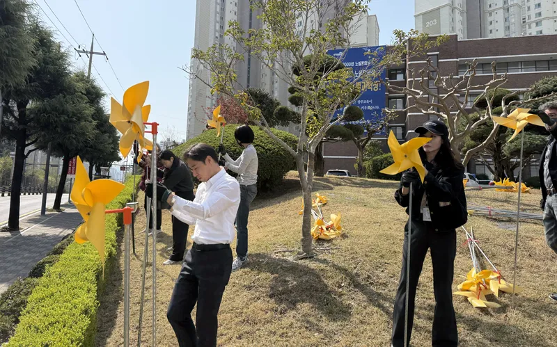 <사진2> 광주시교육청 세월호 참사 11주기 계기 교육 주간 실시 광주시교육청이 세월호 참사 11주기를 맞아 14~18일을 계기교육 주간을 지정하고, ▲노란 리본 달기 ▲세월호 11주기 현수막 및 추모 문구 게시 ▲안전한 교육 실천 다짐 선언 ▲사이버 추모관 운영 ▲세월호 바람개비 설치 등을 진행한다. 시교육청 직원들이 본청 주변에 희생자를 기리기 위한 세월호 바람개비를 설치하고 있다. / 제공 광주광역시교육청