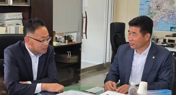 사진 = 사진 = 오민수 함평군사회단체협의회장(사진 오른쪽)과 윤진호 전라남도 기획조정실장이 면담을 나누고 있다.