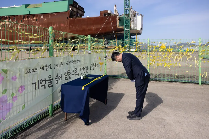 사진 = 광주시교육청이 14일 목포 신항만 세월호 인근에서 이정선 교육감을 비롯한 고인자 정책국장, 백기상 교육국장, 박준수 행정국장 등 직원들과 함께 세월호 참사 11주기 참배를 진행했다. 이정선 교육감은 이날 헌화 후 묵념을 통해 세월호 희생자를 추모했다. / 제공 광주광역시교육청 