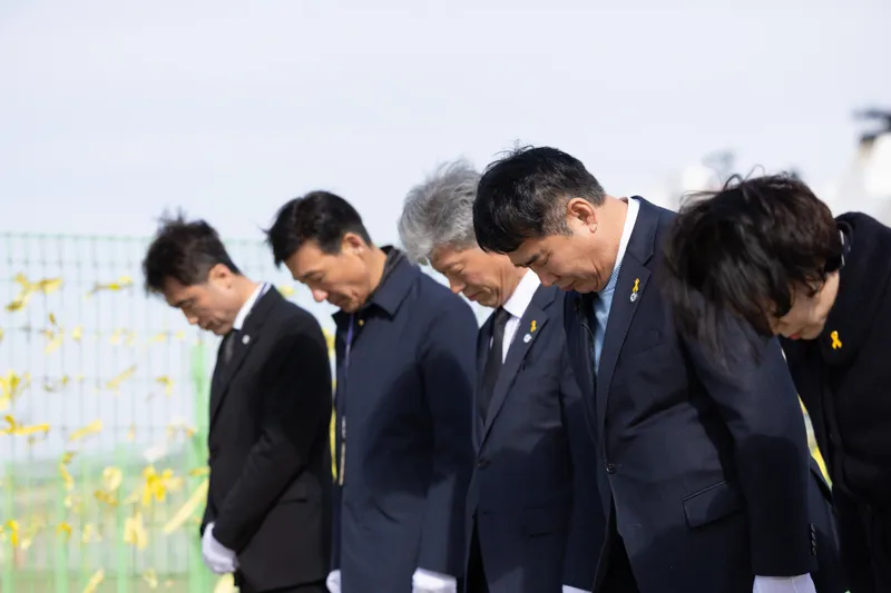 사진 = 광주시교육청이 14일 목포 신항만 세월호 인근에서 이정선 교육감을 비롯해 고인자 정책국장, 백기상 교육국장, 박준수 행정국장 등 직원들과 함께 세월호 참사 11주기 참배를 진행했다. 이정선 교육감을 비롯한 교육청 직원들은 이날 헌화 후 묵념을 통해 세월호 희생자를 추모했다. / 제공 광주광역시교육청