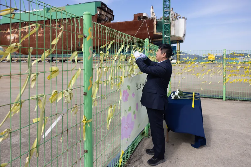 사진 = 광주시교육청이 14일 목포 신항만 세월호 인근에서 이정선 교육감을 비롯해 고인자 정책국장, 백기상 교육국장, 박준수 행정국장 등 직원들과 함께 세월호 참사 11주기 참배를 진행했다. 이정선 교육감은 이 날 노란 리본을 안전망에 묶으며 희생자를 추모했다.  / 제공 광주광역시교육청 
