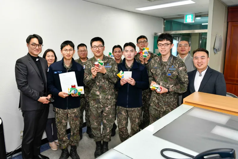 사진 = 공군 제1전투비행단은 3. 24.(월) ~ 4월 7일(월) 2주간 건강한 병영환경을 조성하고, 장병 상호 간 감사의 마음을 전하는 계기로 「군종실에서 대신 전해드립니다」프로그램을 진행했다. 사연자로 선정된 안시형 상병(왼쪽 두 번째)이 전우들과 함께 기념촬영을 하고 있다. (사진 = 상병 이준혁)