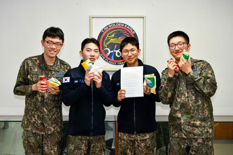 사진 = 공군 제1전투비행단은 3. 24.(월) ~ 4월 7일(월) 2주간 건강한 병영환경을 조성하고, 장병 상호 간 감사의 마음을 전하는 계기로 「군종실에서 대신 전해드립니다」프로그램을 진행했다. 사연자로 선정된 안시형 상병(오른쪽 두 번째)이 전우들과 함께 기념촬영을 하고 있다. (사진 = 상병 이준혁)
